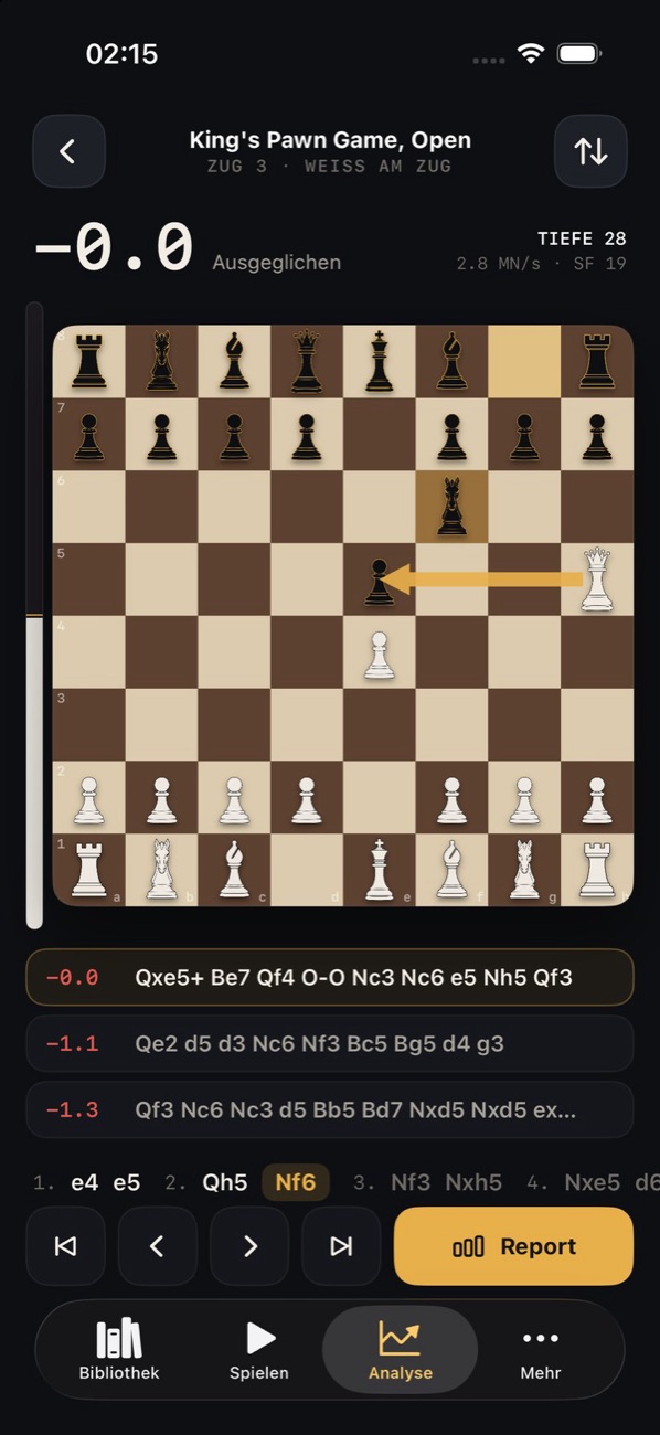Analyse-Bildschirm von ChessWOW mit Bewertung, Pfeil und drei Varianten